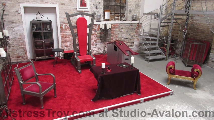 MISTRESS TROY Dominatrix NYC courtroom at Avalon prior to arrival of accused male slave Avalon Berlin